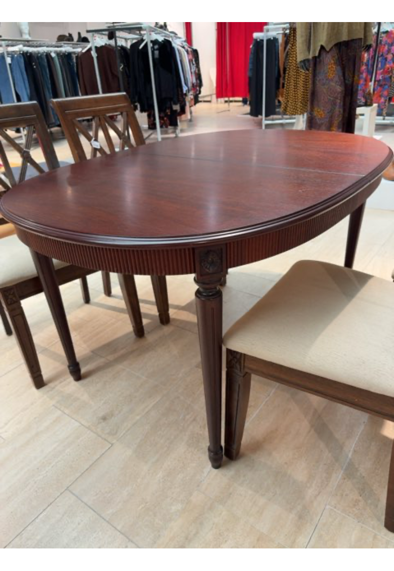 Mørkt spisebord m detaljer